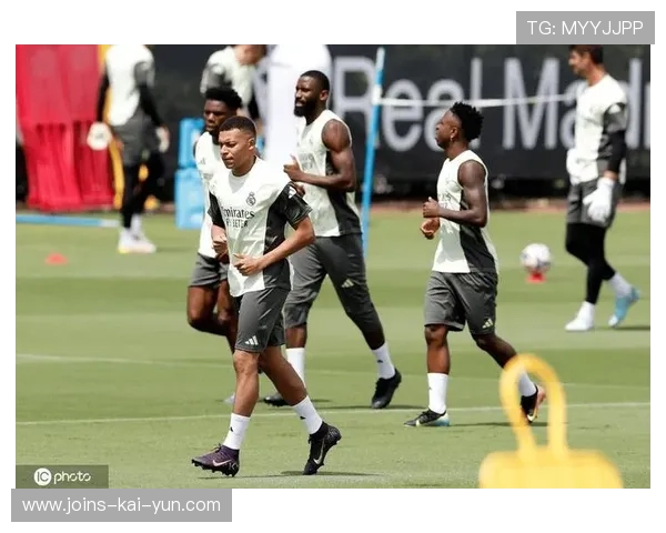 姆巴佩训练间隙为小粉丝讲故事，温馨画面疯传